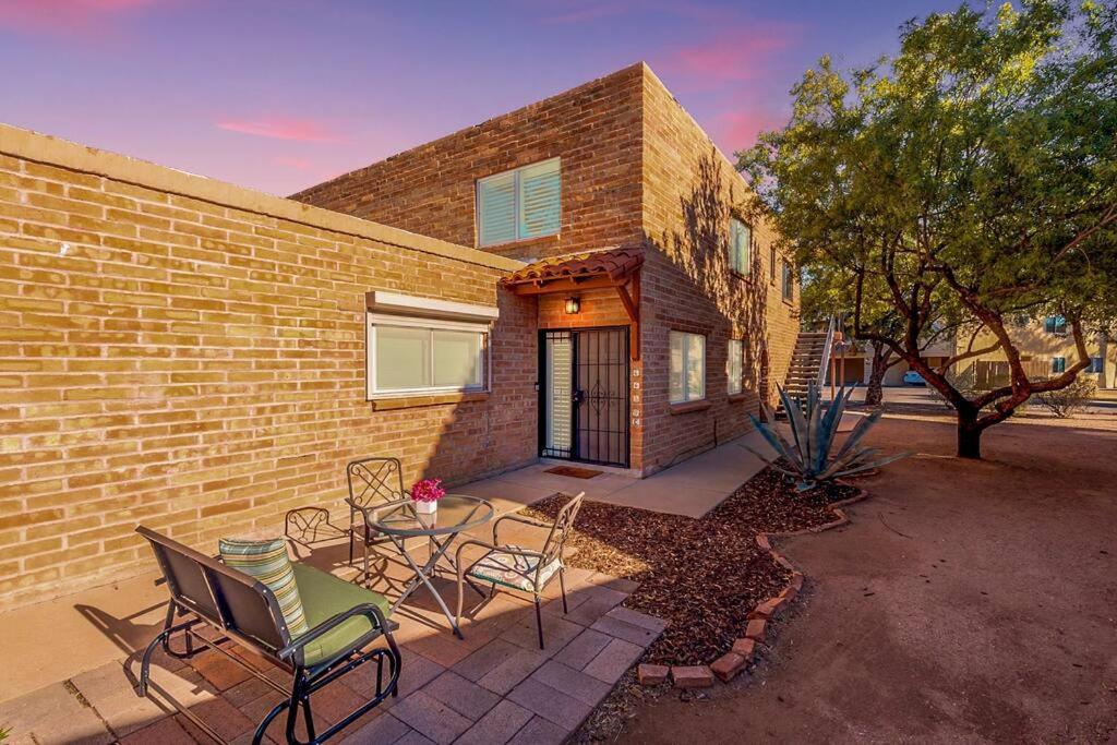 B&B Tucson - Charming dog-friendly, 2BR-1BA with Pool, Mountain Views - Bed and Breakfast Tucson