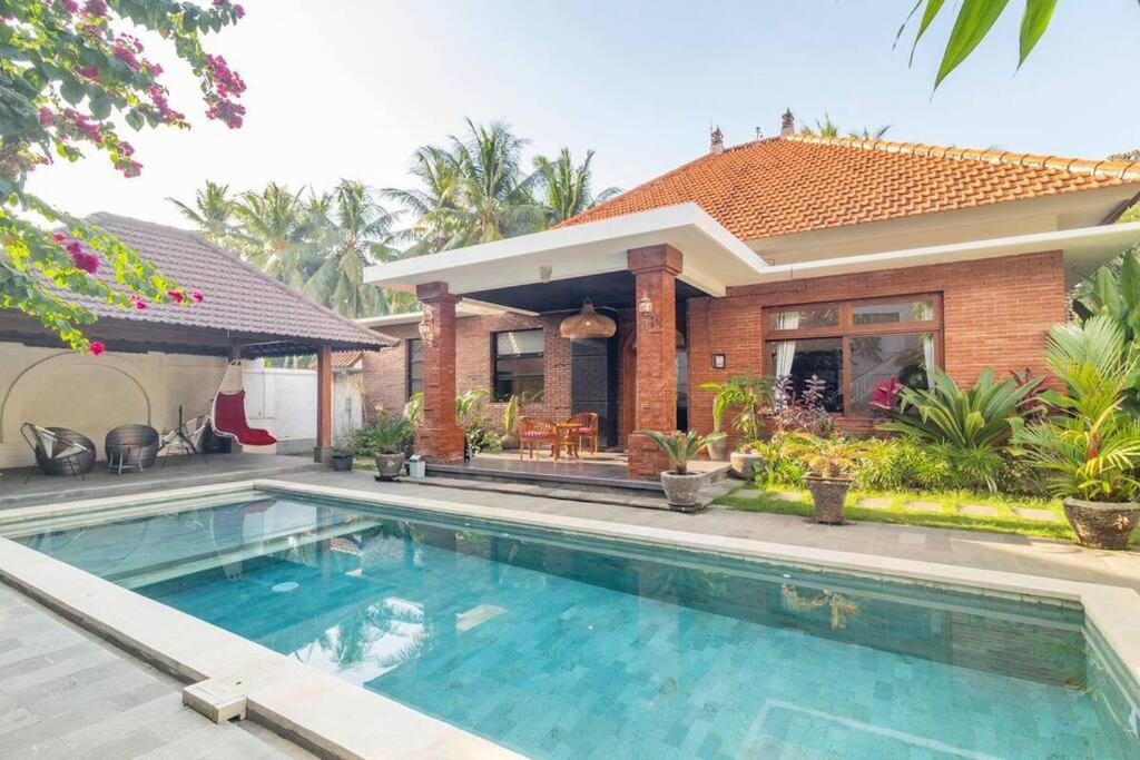 B&B Geretek - Dani Vila, 2BR, Pool, enclosed kitchen and living area at Buleleng, North Bali - Bed and Breakfast Geretek