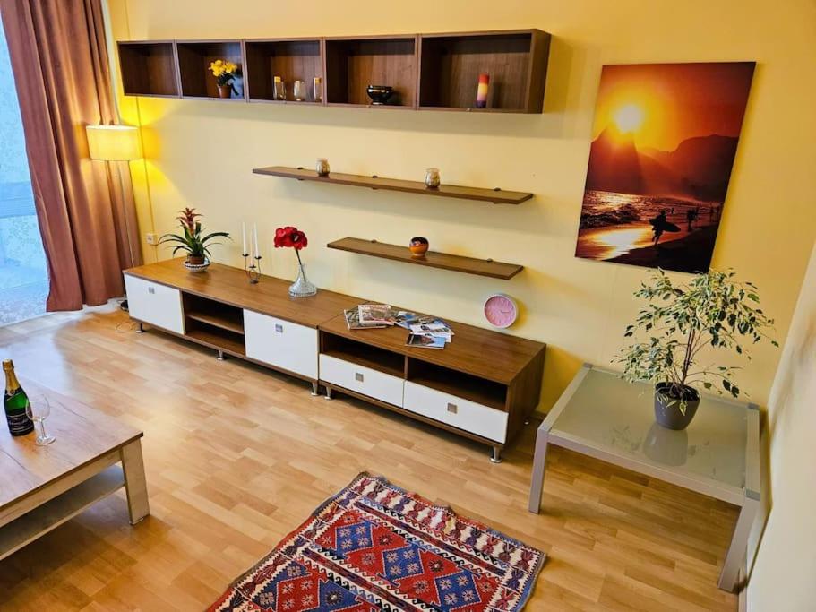 B&B Prague - Sunny & Spacious, 10mins to Centre, Free parking, Quiet location, New Furniture, Balcony - Bed and Breakfast Prague