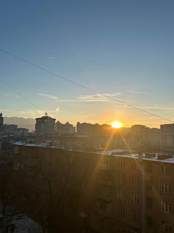 1-room apart. 21 on Usenbaeva 52 near Eurasia shopping center - Chambres d’hôtes