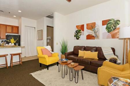 CLR111 Upstairs 1 Bedroom Casa Near Old Town LQ - Bed and Breakfast La Quinta