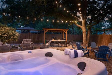 The Mint Julep, pet-friendly, hot tub, sleeps 8! - B&B Fredericksburg