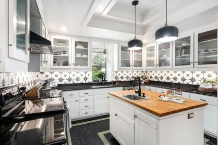 The Mint Julep, pet-friendly, hot tub, sleeps 8! - B&B Fredericksburg