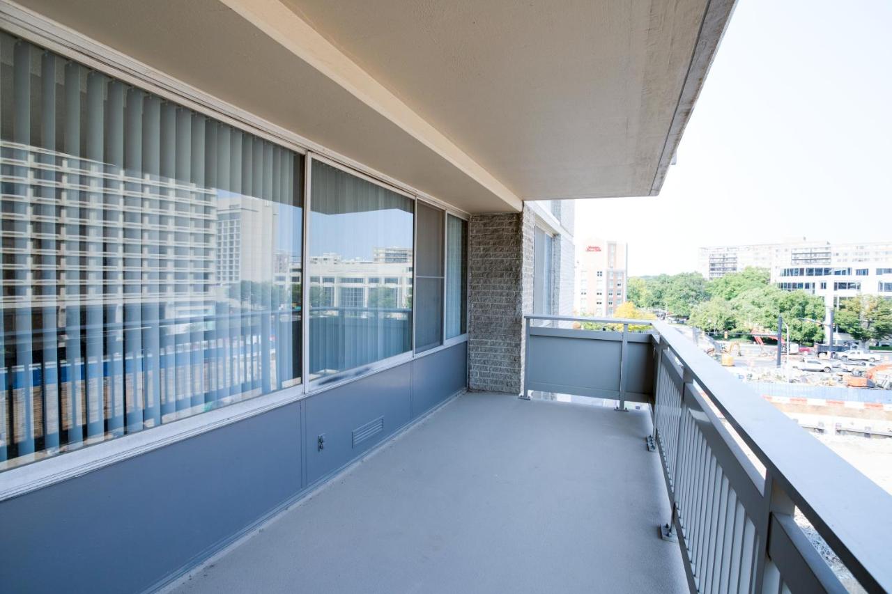 Beautiful 2BR Apartment at Crystal City With Gym - B&B