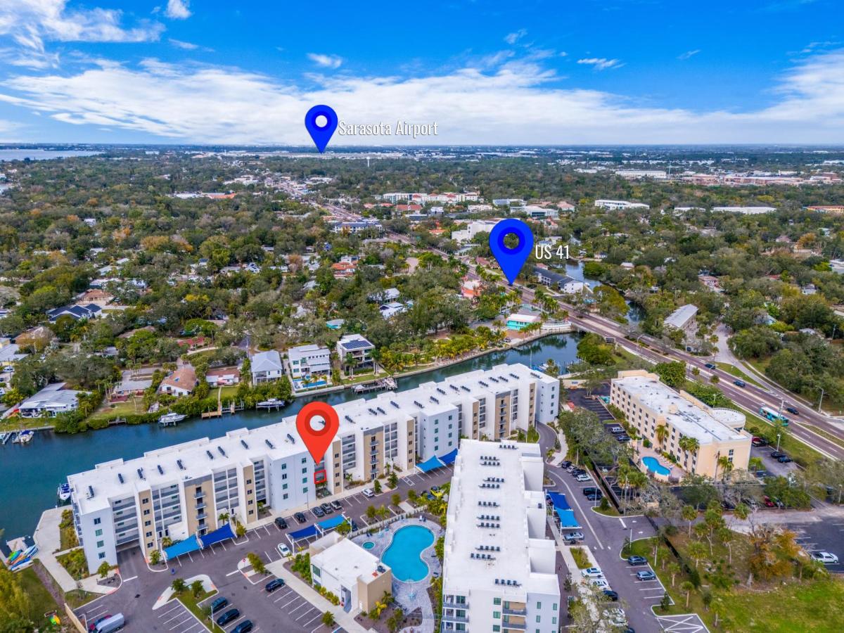 Waterside Retreat: Modern 2BR, Mins to Beach & Apt - Bed and Breakfast Sarasota