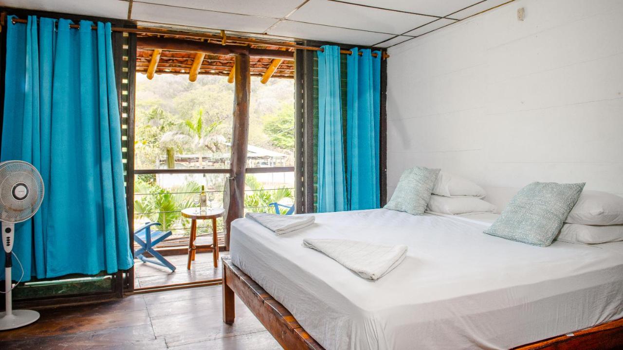Habitación con cama extragrande y vistas a la montaña