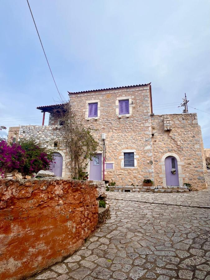 Iliana's house - spacious cave house in the center of Areopolis - Chambres d'hôtes Areópoli