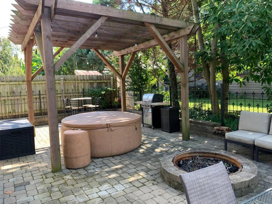 "Madison Manor I" by the River, Hot Tub, Downtown - B&B Madison