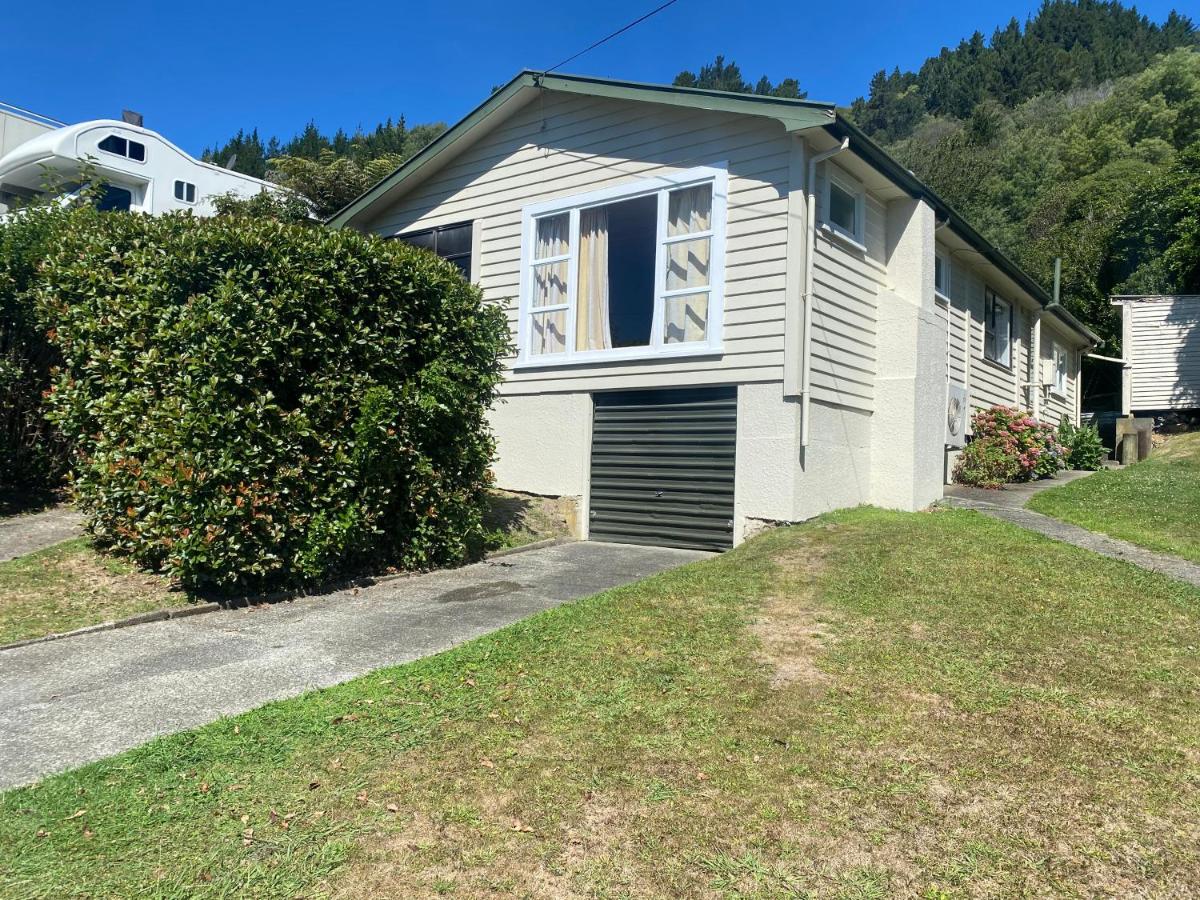 Peaceful Picton Home - Bed and Breakfast