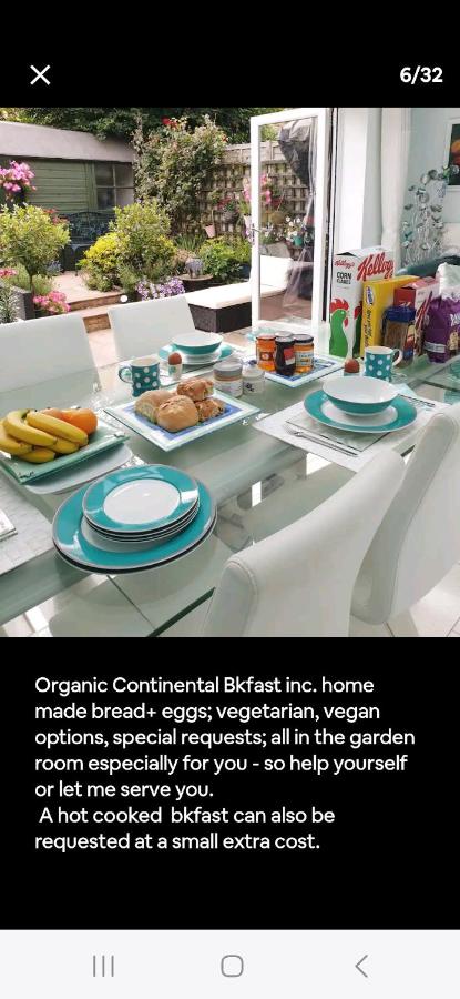 Homestay, Upmarket, Wimbledon & Southfields; beside tube; (20 mins to centre) walk to Tennis : - Chambres d'hôtes Londres