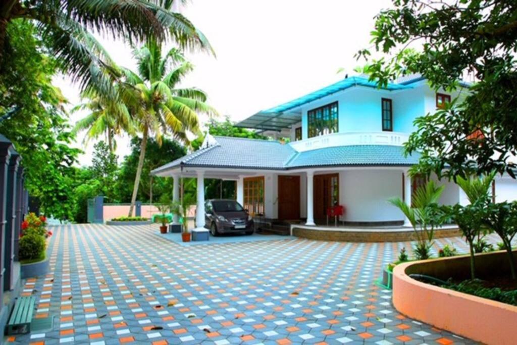 B&B Alwaye - Elegant River Front Villa Near Airport Kochi. - Bed and Breakfast Alwaye