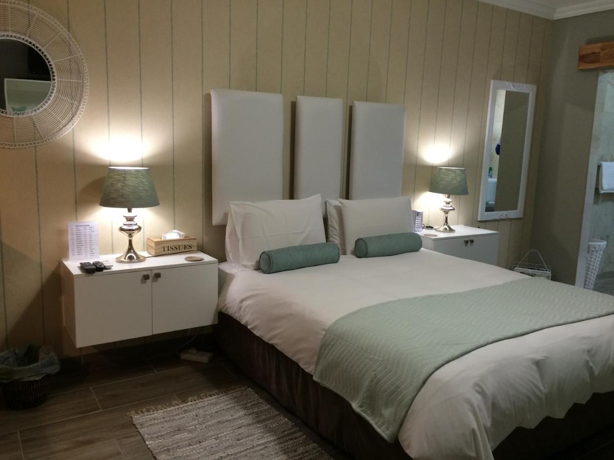 Zimmer mit Queensize-Bett und Gartenblick