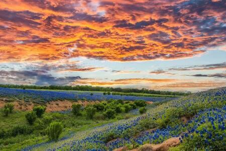 B&B Dripping Springs - The Outlook - Spa and deck views of Hill Country - Bed and Breakfast Dripping Springs