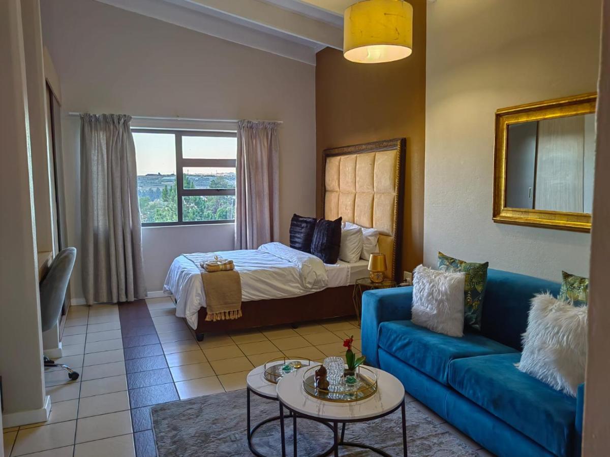 B&B Sandton - Tranquility facing Steyn City - Bed and Breakfast Sandton