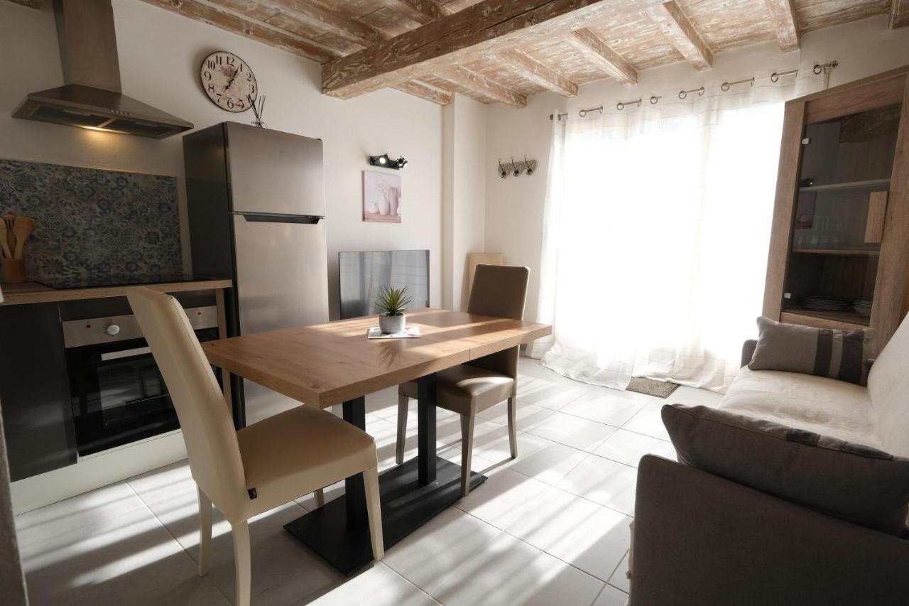 B&B Fontvieille - nice gite in a small residence with swimming pool to share in fontvieille, in the alpilles in provence, 2 persons - Bed and Breakfast Fontvieille