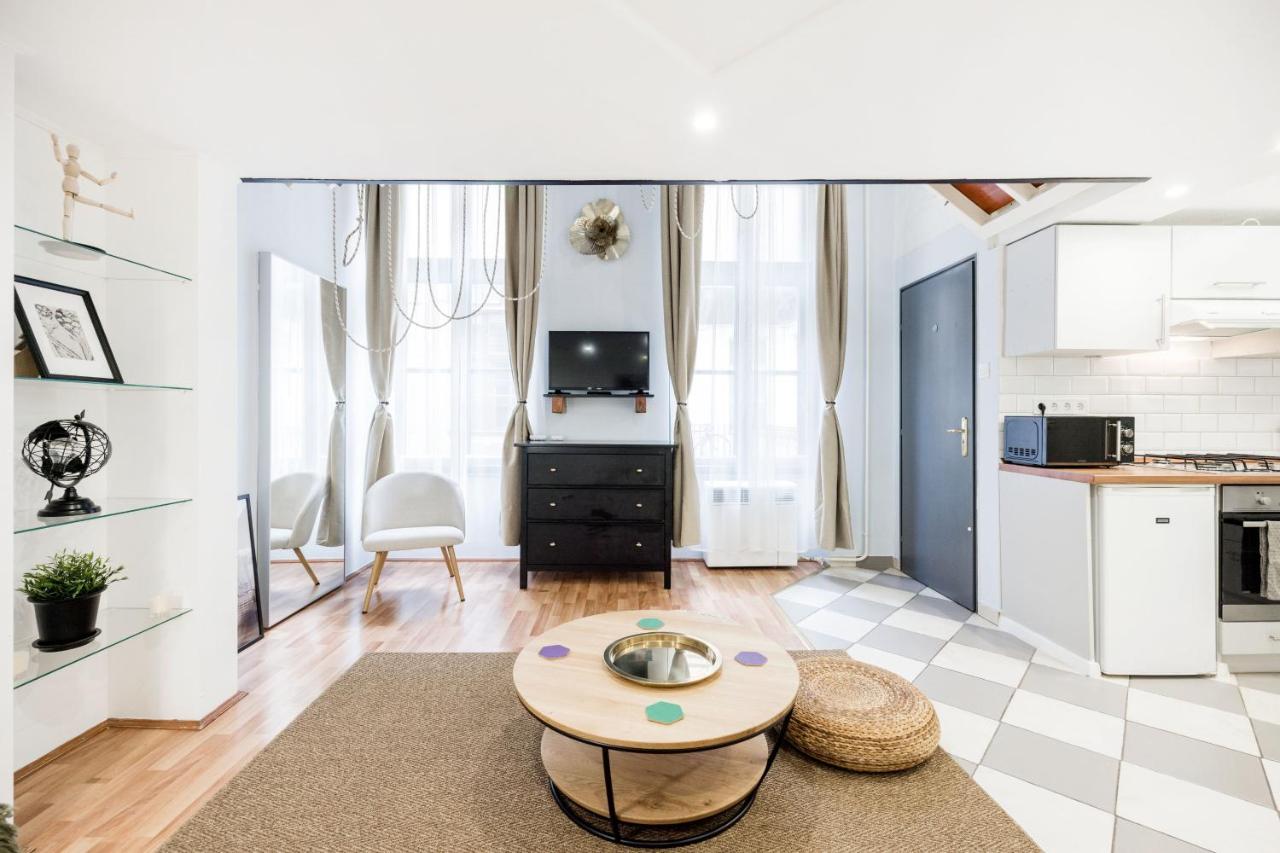 CENTRAL & Spacious HOME near Gozsdu Court, Quiet with AC - B&B Budapest