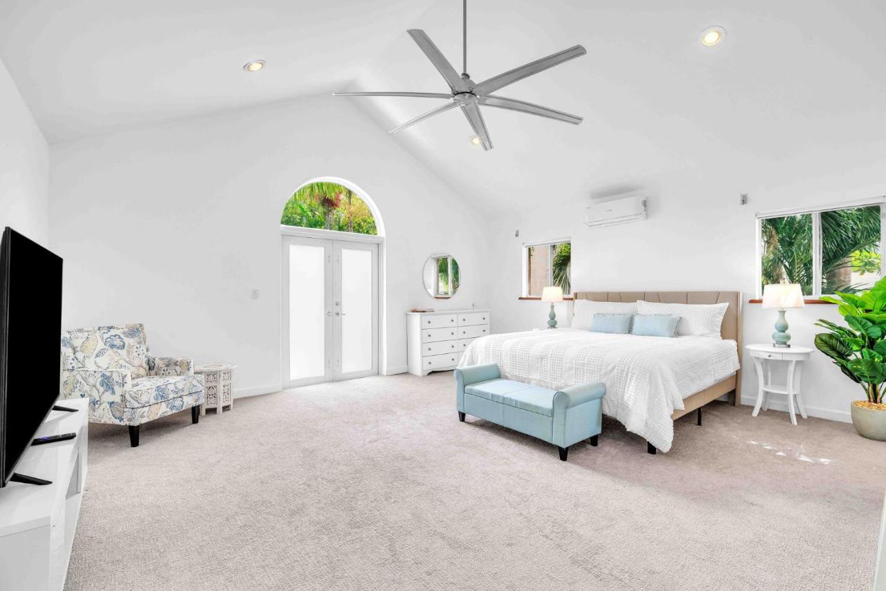 Center Grove - Lush & Spacious & New - 3 Bedrooms - B&B