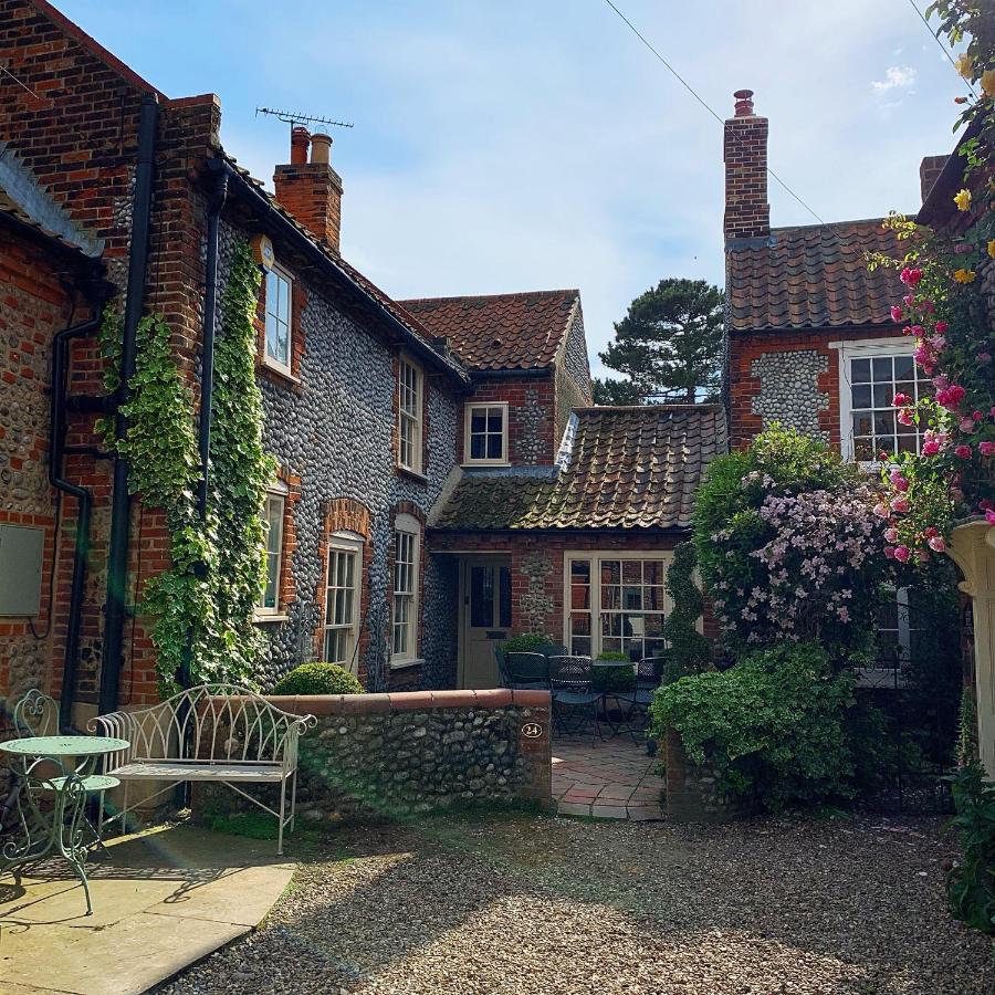 B&B Blakeney - Luxury Cottage, close to Quay. Pretty Courtyard. - Bed and Breakfast Blakeney