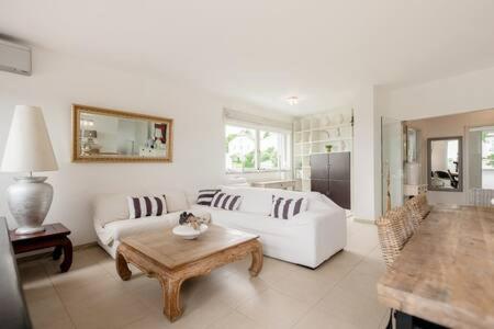 Modern Terrace Home near Luxembourg Airport - Chambres d'hôtes Sandweiler