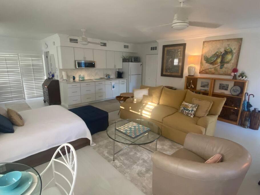 B&B Naples - Closest Studio Suite to Vanderbilt Beach, new remodel, well appointed, BBQ, yard, very private plus many extras! - Bed and Breakfast Naples