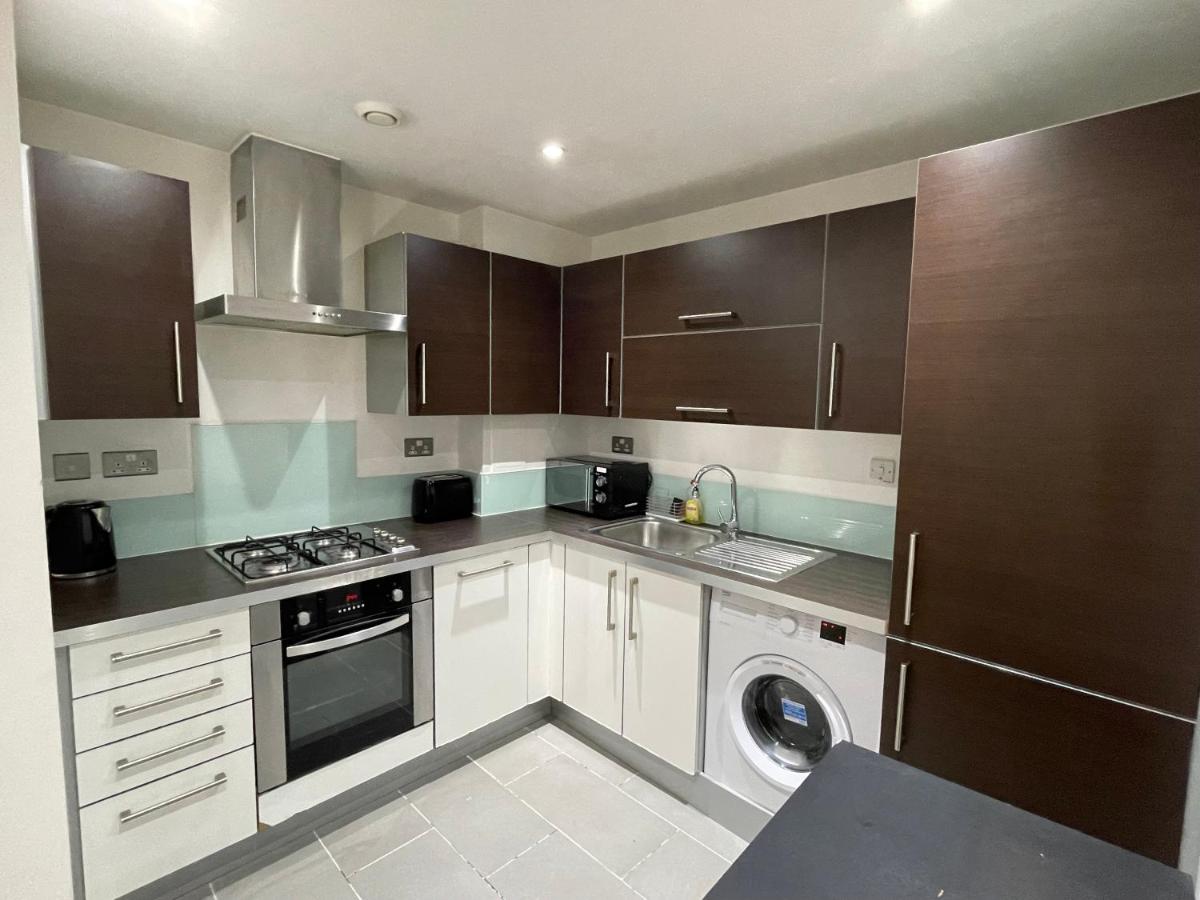 B&B London - London 2Bedrooms 2Bathrooms, Balcony, Parking, Lovely South Woodford - Bed and Breakfast London