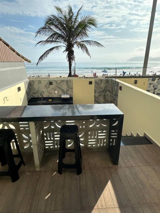 Flat frente mar no pero piscina halekai - Chambres d’hôtes Cabo Frio