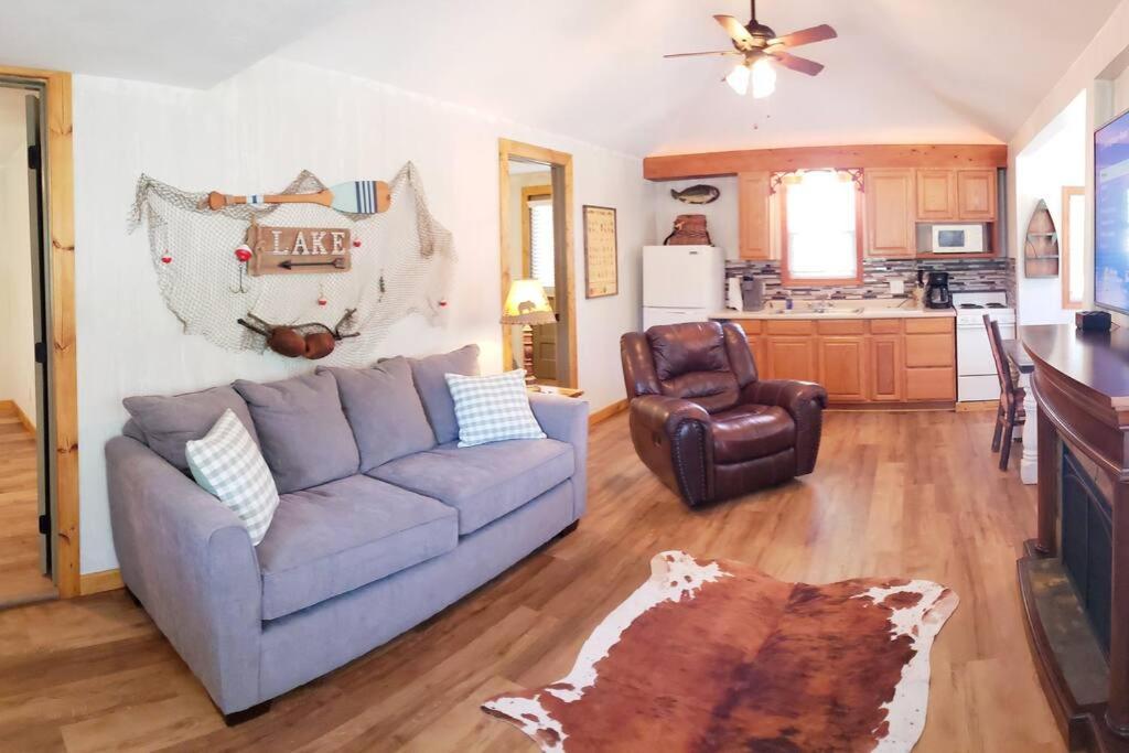 Lakeside Retreat - Romantic Cabin - Resort Pool, Dock, Fire Pit! - Bed and Breakfast