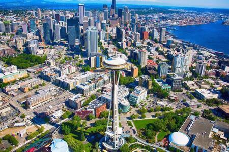 Speechless In Seattle - #1 Location - 2BR - Free Parking - VR1 - B&B