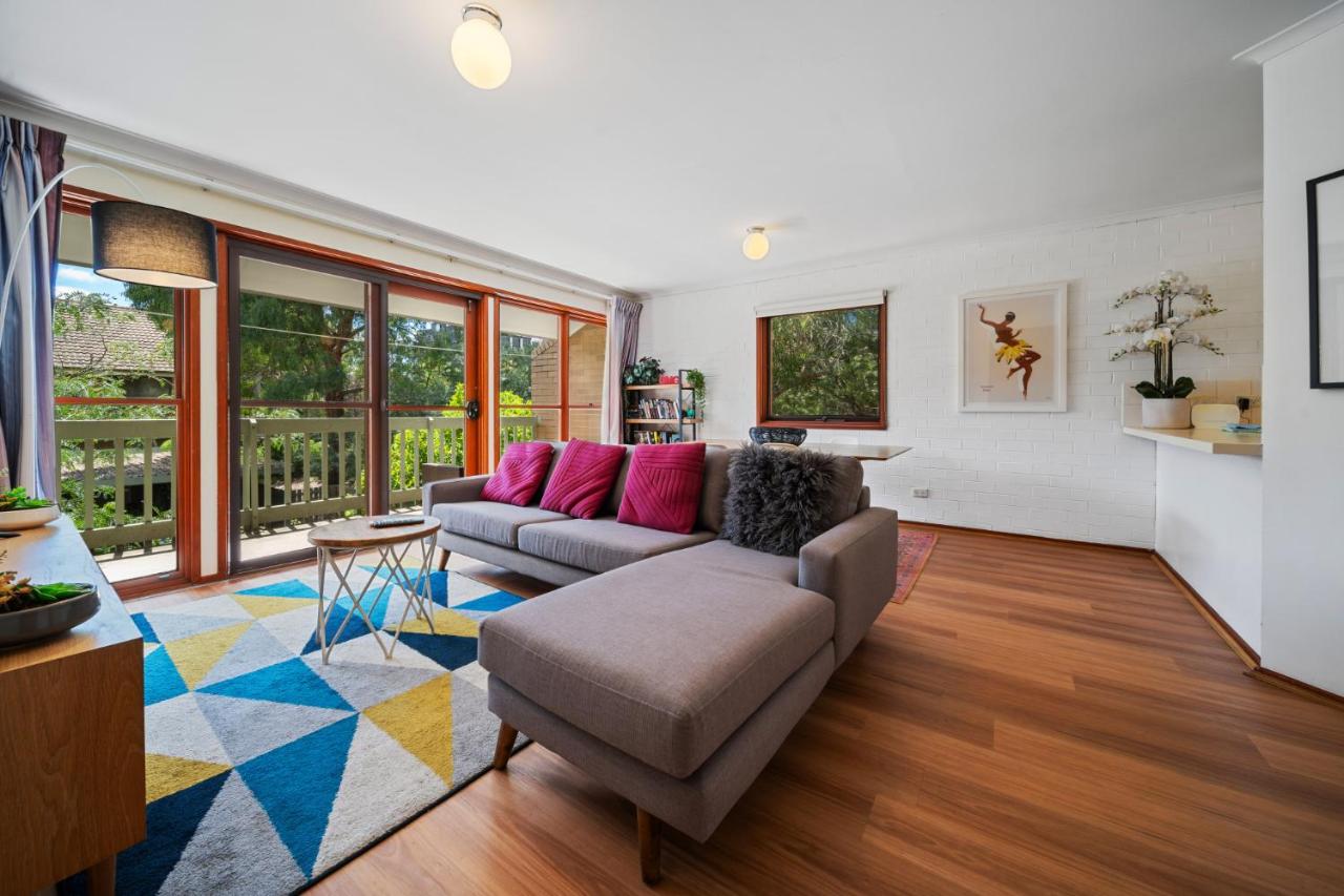 B&B Canberra - Charming Canberra 2-Bed by Parks & Shops - Bed and Breakfast Canberra