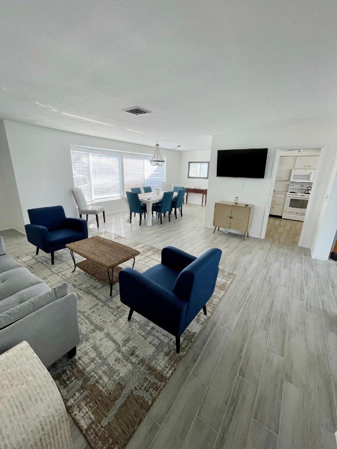Venice Lakefront Pool Home - B&B