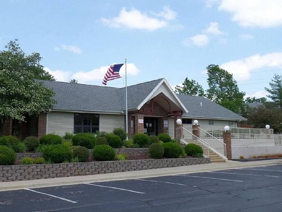 Free Daily Attractions including Silver Dollar City! Spacious, Centrally located, 2 pools - Bed and Breakfast