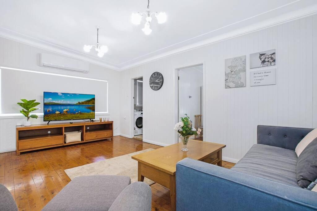 B&B Sydney - Comfy Family Home @ Kingsgrove Sleeps 7 with 2 Bathrooms & Parking - Bed and Breakfast Sydney