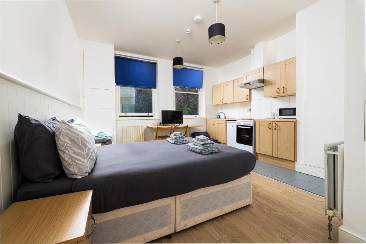 B&B London - Large Studio on Finchley Road 10 - Bed and Breakfast London