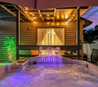 Family Fun & Backyard Oasis Hot Tub Games & BBQ - B&B St. Petersburg