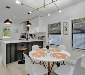 Family Fun & Backyard Oasis Hot Tub Games & BBQ - Ferienwohnung Saint Petersburg