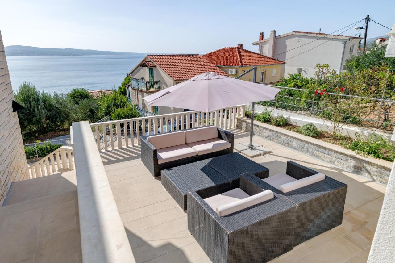 Luxury apt w shared pool 3 balconies and terrace - Bed and Breakfast Omiš