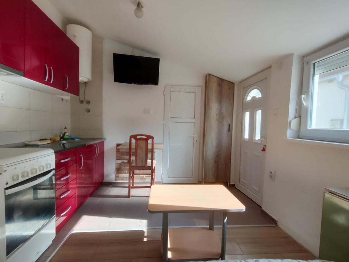 Mala dvorišna garsonjera za 1-2 osobe - B&B