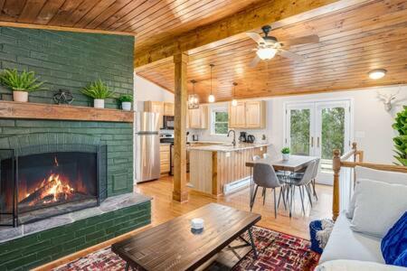 B&B Harpers Ferry - Harpers Ferry Cabin w Hot Tub, Huge Deck, Firepit, & WiFi! - Bed and Breakfast Harpers Ferry
