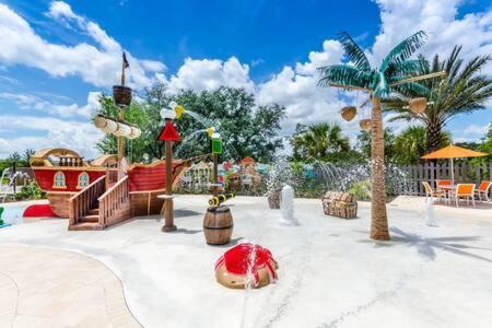Jurassic Park & Mermaid Home with Private Pool - Bed and Breakfast Davenport