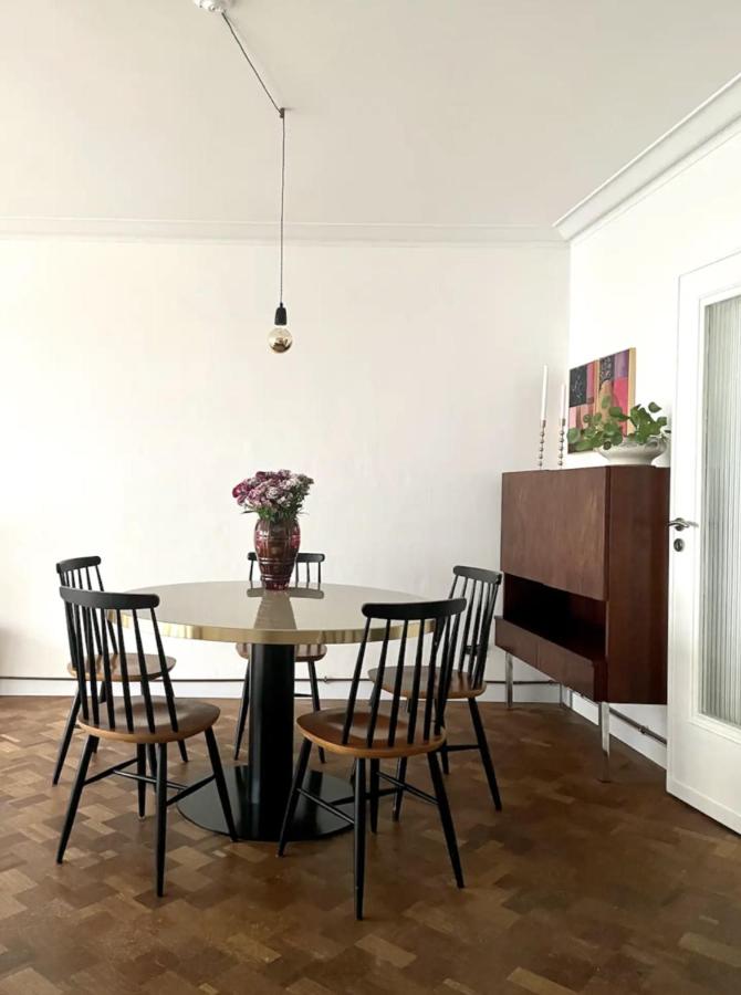 Spacious mid-century design apartment close to the beach & city centre - Chambres d'hôtes Ostende
