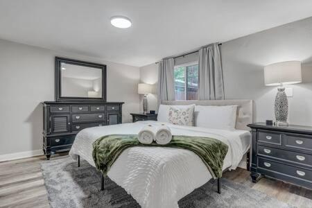 CentralAC*Smart TVs*FirePit*BBQ*King*FullKitchen - Bed and Breakfast