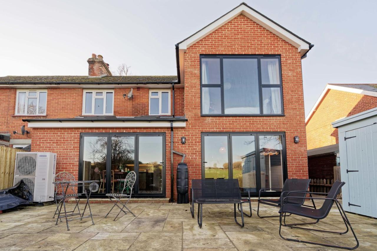 Cheerful Family Friendly Cottage Patio with BBQ - B&B