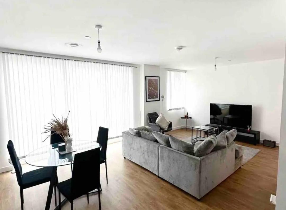 B&B London - Large Morden 1 Bed Apartment London Catford Lewisham with great transport links - Bed and Breakfast London