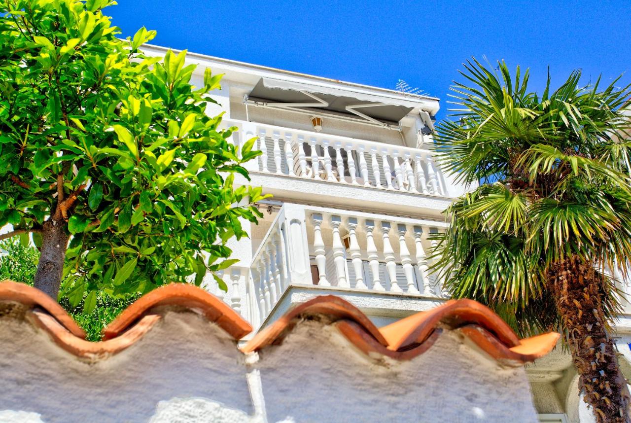 One-Bedroom Apartment with Sea View and Balcony