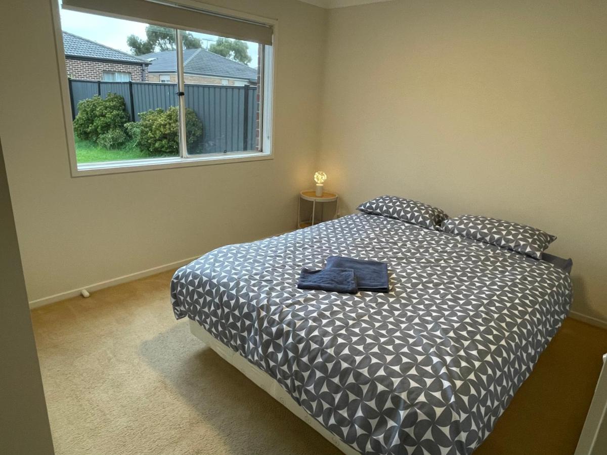 B&B Point Cook - Garden View - Newly furnished Queen bedroom - Bed and Breakfast Point Cook