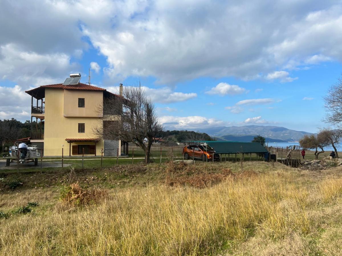 Stathis Beachfront Apartment - Ferienwohnung