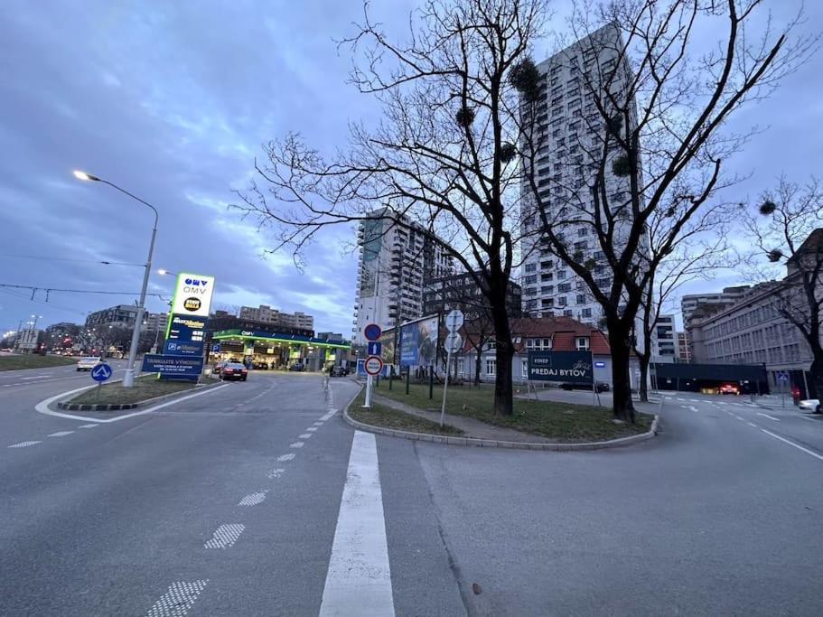 New apartment near Tipos Arena, free parking, Danubius One building - B&B