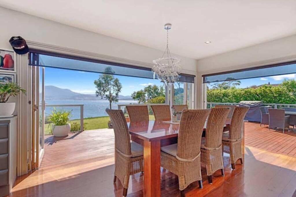 Casa Con Vista Luxury Waterfront Home, Sleeps 10 - Bed and Breakfast Hobart
