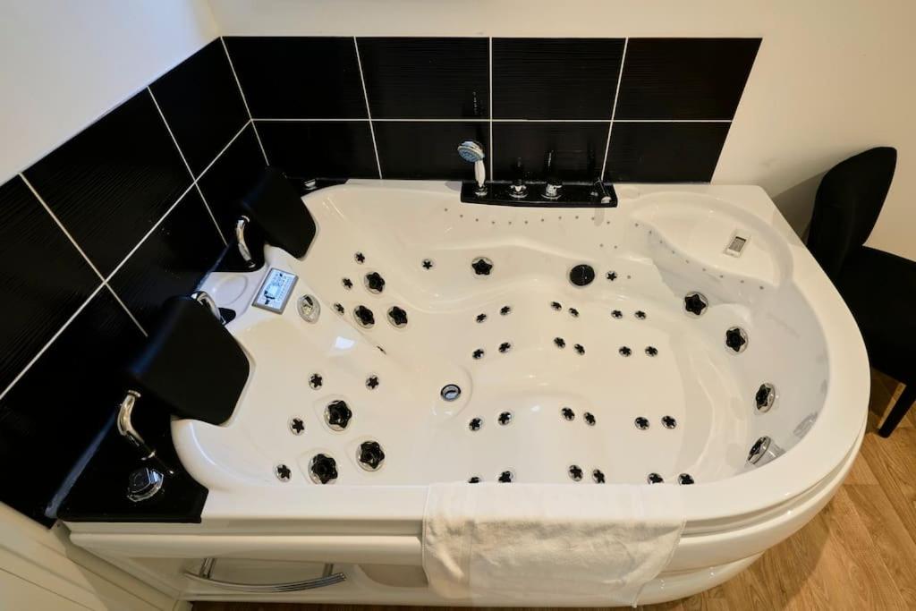 NG Prestige - Lille l Tourcoing l Haute - Duplex 4 pers - Balnéo - Netflix - Wifi - Ferienwohnung