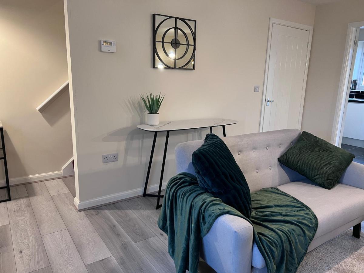 B&B Pelsall - SwiftStayUK - 3-Bed fully furnished house near Wolverhampton, Walsall, Cannock - Contractors & Professional workers & Leisure - Bed and Breakfast Pelsall